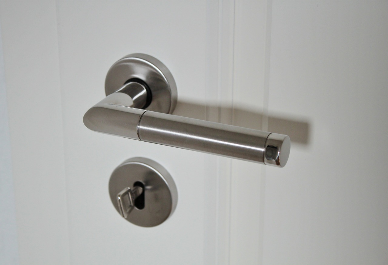 door-handle-625942_1280.jpg