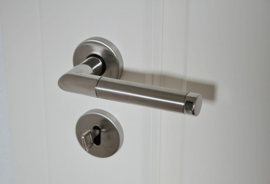 door-handle-625942_1280.jpg